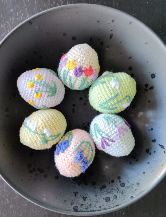 Påskeæg med broderede forårsblomster