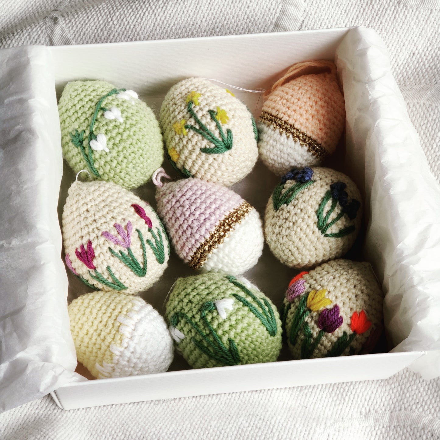 Påskeæg med broderede forårsblomster